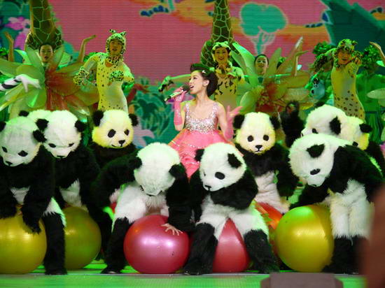 黃圣依央視春晚獨(dú)唱第一聲盡顯過硬唱功(組圖)