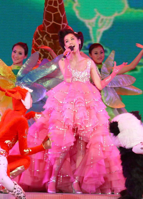 黃圣依央視春晚獨(dú)唱第一聲盡顯過硬唱功(組圖)